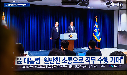 South Korea's 24-hour Yonhapnews TV shows South Korean President Yoon Suk Yeol (L) announces his nomination of Rep. Chung Jin-suk (R) of the ruling People Power Party as his new chief of staff at the presidential office on a TV at Yongsan Railroad Station in Seoul. South Korean President Yoon Suk Yeol on April 22 named five-term ruling party lawmaker Chung Jin-suk as his new chief of staff and a former lawmaker as his new senior political secretary, the first personnel replacements since the party's crushing defeat in the April 10 parliamentary elections.
President Yoon personally announced the nominations at the presidential office, the first time he made a personnel announcement to the press since taking office in May 2022.
