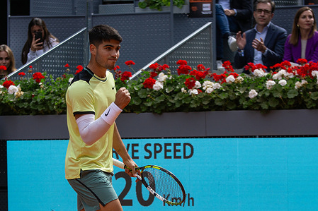 Carlos Alcaraz clenches his fist after winning a point during this afternoon's tennis match at the Caja Magica in Madrid. Carlos Alcaraz defeated Kazakh Alexander Shevchenko in two sets (2-6 and 1-6) at the Madrid Open tennis tournament.