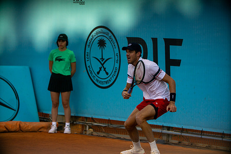 The Chilean tennis player Nicolas Jarry plays against Italian Flavio Cobolli (not pictured) during a tennis match at Caja Magica in Madrid. The Chilean tennis player Nicolás Jarry has fallen to the Italian Flavio Cobolli in the Madrid Masters 1000 with partials of 6-3, 3-6 and 6-3.