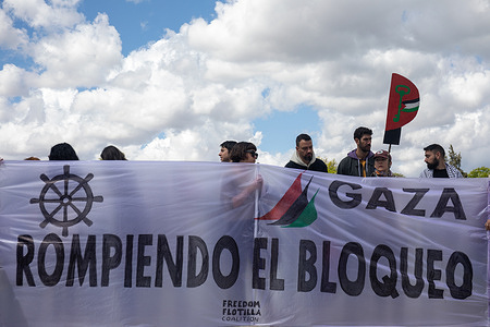 A group of demonstrators hold a banner with the slogan: "Gaza, Breaking the blockade" during the rally at the central pond of El Retiro Park. A group of pro-Palestinian activists staged at the central pond of El Retiro park in Madrid the "blockade of the flotilla" of humanitarian aid chartered from Spain through the Mediterranean and which is currently detained in Turkey with the impossibility of setting sail to Gaza.