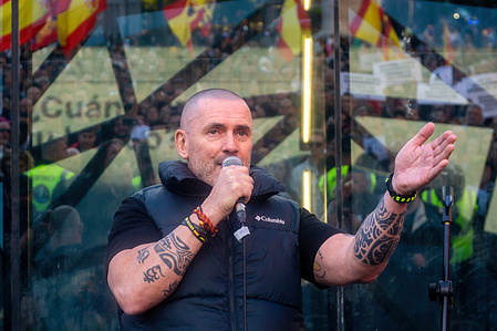 Dani Esteve, leader of Desokupa, a company specialized in evictions and related to the Spanish extreme right, addresses those present during a rally. Demonstration organized by the "Desokupa" organization in Madrid's Puerta del Sol in support of Pepe Lomas, an octogenarian bookseller from Ciudad Real, Spain, accused of murder for killing a man who had entered his country house with two shots. to steal. The event occurred in the early morning of August 1, 2021.