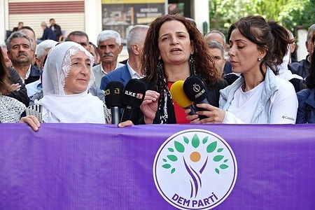 Peoples' Equality and Democracy Party Diyarbakir Provincial Co-Chair Pinar Sakik Tekin (M) is seen reading the protest statement. Kurdish opposition party, Peoples' Equality and Democracy Party (DEM Party) Diyarbakir Provincial Organization and Free Women's Movement (TJA) protested the detention of several people, including Kurdish women journalists Derya Us and Nurcan Yalcin, in Diyarbakir, Sanliurfa and some others cities in Turkey with a press statement. DEM Party Diyarbakir Provincial Co-Chair Pinar Sakik Tekin reads the statement. A banner with the slogans "Women and Free Press Cannot be Silenced" and "Women, Life, Freedom" was carried during the statement.