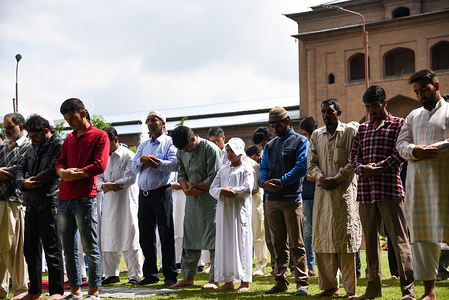 Kashmiri Muslim worshippers offering Eid-ul-Fitr prayer at the Jamia masjid in Srinagar.
Eid-ul-Fitr festival marks the end of Holy fasting month of Ramadan.
