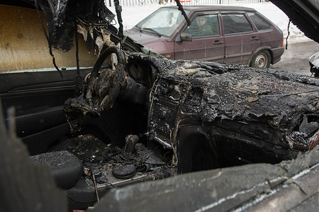 Interior view of a burnt SUV in a parking lot near an apartment building.
The fire seriously damaged two vehicles. The cause of the fire was arson. The perpetrators have not been found and there are no casualties.