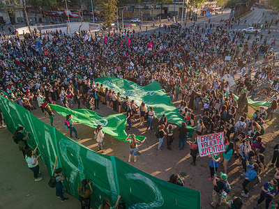 (Editor’s note: images taken by a drone) Aerial view of a giant banner in favor of legal, safe and free access to abortion during the demonstration.
Women held a demonstration in Santiago on the Global Day of Action for Legal Abortion.