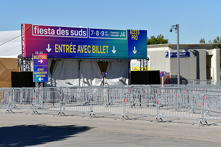 A view of the entrance to the “Fiesta des Suds” music festival.
The 30th edition of the “Fiesta des Suds” music festival is a 3 day event held on October 7, 8 and 9, 2021 at the J4 esplanade (or Robert Lafont promenade) in Marseille.