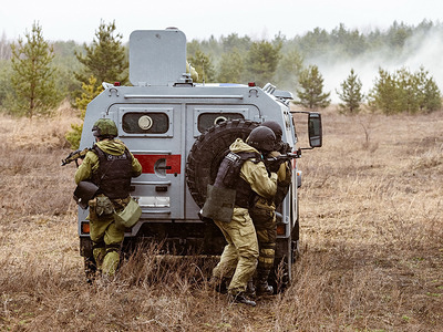 OMON (riot police) officers move through unfamiliar terrain under the cover of an armored vehicle during the field phase of the exercise.A complex tactical and special exercise took place in the Voronezh region. It was attended by employees and servicemen of the National Guard and regional offices of the state power departments.