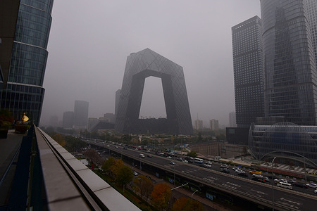 The high-rise buildings in Beijing's central business district (CBD) are shrouded by gray air pollution.
Beijing is affected by adverse meteorological conditions and regional pollution transmission, due to a round of smog that hit the city from 4th November and is forecast to linger till 6th November according to local authorities.