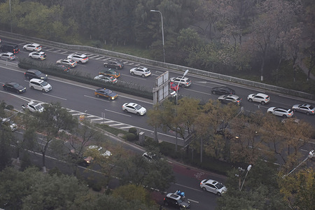 The South Second Ring Road in Beijing is shrouded in haze.
According to media reports, at about 1 p.m. on November 5, Beijing's air quality index was 204, which has reached the level of severe pollution. The primary pollutant in the air is PM2.5.