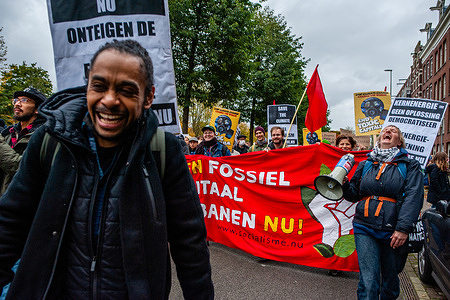 Activists from the organization Code Rood are seen having a great time during the demonstration.
The march is organized by the Dutch Climate Crisis Coalition, which is collaboration between eleven different organizations and groups. This demonstration is taking place at the same time that the UN Climate Change Conference in Glasgow, to make a call for a drastic change and to demand that the Dutch government take action now, in the shape of ambitious and fair climate policies. This was the biggest climate demonstration in the country.