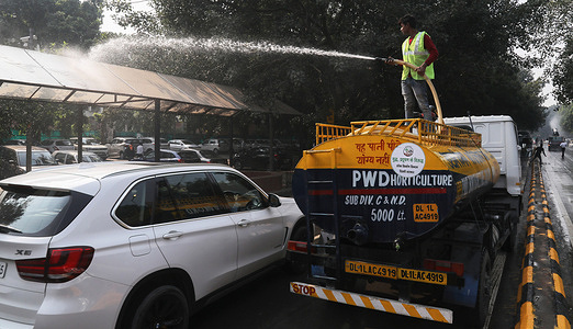 A laborer sprays water on a car to curb air pollution.
As the Supreme Court is monitoring air pollution in Delhi caused by stubble burning and other reasons, Air pollution is increasing. People who live in Delhi and neighboring areas find it difficult to breathe fresh air and risk of respiratory diseases.
The Supreme Court has asked the government to ensure that the Delhi-National Capital Region was free of smog and to grade air pollution-related offenses