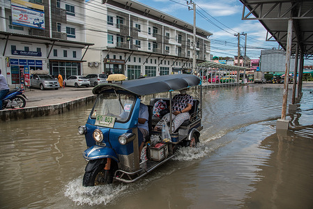 A tuk-tuk rides along a flooded road at Pak Nam fresh market in Samut Prakan.
Flooding occurred in many low lying areas beside the Chao Phraya river in Bangkok and nearby provinces like Samut Prakan in Nonthaburi due to heavy rains.