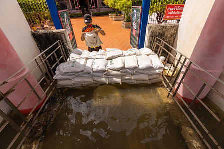 A man seen stacking sandbags in front of Kuan An Keng Shrine.
Chao Phraya River is overflowing influenced from heavy rainfall causing flooding in Kudi Chin Community and many low lying areas along Chao Phraya River.