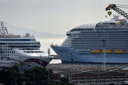 A view of the cruise ship “Wonder of the Seas” (R) arriving in Marseille.
The liner “Wonder of the Seas” cruise ship arrives in the French Mediterranean port of Marseille. At 362 meters long and 66 meters wide, this cruise ship is currently the largest ocean liner in the world.