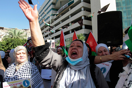 Palestinian woman screaming during the demonstration in support of prisoners on hunger strike.
The demonstrators demand the release of Palestinian prisoners in Israeli jails.