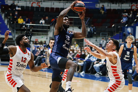Alex Poythress (C) of Zenit and Hassan Martin (L) of Olympiacos are seen in action during the Turkish Airlines Euroleague basketball match between Zenit Saint Petersburg and Olympiacos Piraeus at Sibur Arena in Saint Petersburg.
(Final score; Zenit Saint Petersburg 84:78 Olympiacos Piraeus)