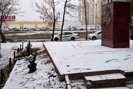 Snow on the monument of the Mass Grave No. 5 of the Great Patriotic War with the backdrop of a large store.
It snowed on the territory of Voronezh for a short time, said the head of the regional hydrometeorological center Alexander Sushkov.