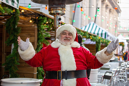 Santa is welcoming visitors at Novikov’s Mayfair Christmas Market, at Mayfair Place which will become pedestrian only for 3 days.