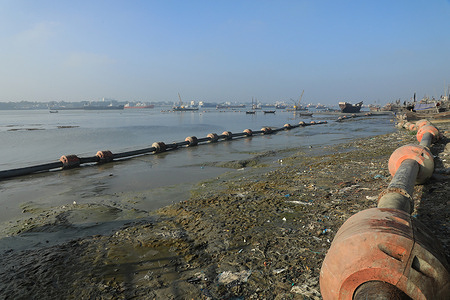 Waste seen on the banks of the river.
The Karnafuli river is in the grip of pollution as factories on both banks and the city’s garbage have increased pollution levels in it.