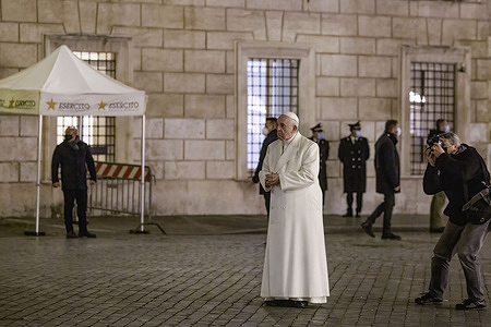 Pope Francis seen praying in front of the Column of the Virgin Mary.Pope Francis in the early hours of the morning went, privately, to pray in front of the Column of the Virgin Mary during the annual feast of the Immaculate Conception at Piazza di Spagna.