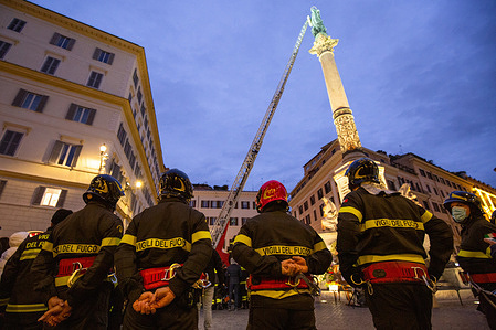 Firefighters contemplating during the annual Feast of the Immaculate Conception in Rome.
Firefighters' traditionally pay tribute to the Virgin Mary by laying a wreath atop the Column in Piazza di Spagna during the annual Feast of the Immaculate Conception in Rome.