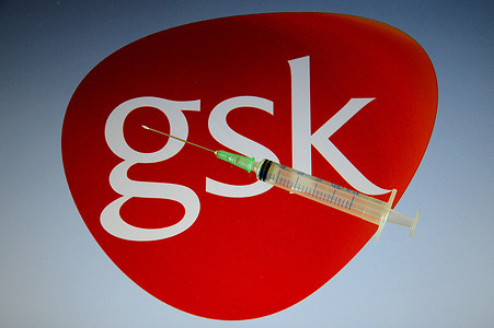 In this photo illustration a medical syringe seen displayed in front of the GlaxoSmithKline (gsk) logo.
GlaxoSmithKline and Vir Biotechnology announced on December 17, 2021 that "sotrovimab" is approved by the European Union (EU) for the treatment of adults and adolescents (aged 12 years and over and weighing at least 40 kg) with COVID -19.