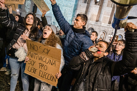 A protester holds a placard during the demonstration.Hundreds of protesters have demonstrated in the center of Barcelona against the vaccine and the Covid passport.