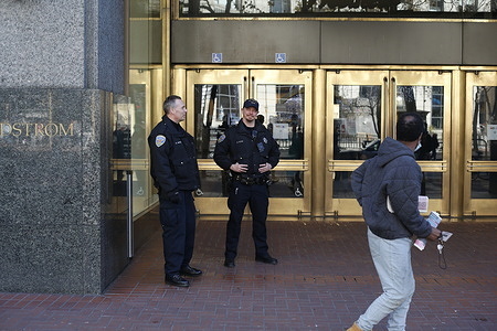 Policemen stand outside Macy’s shopping mall.
In the recent months, some robberies happened in San Francisco, especially at the shopping malls, Police forces have been deployed outside shopping mall to prevent the robberies since November.