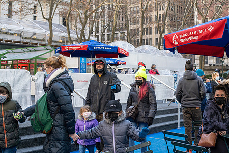 People visit Bryant Park during covid-19 pandemic Omicron wave.