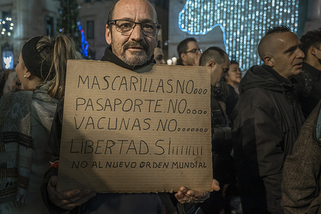 A protester seen with a placard expressing his opinion in the Plaza de Sant Jaume during the demonstration.
Hundreds of people opposed the vaccination and the Covid passport in the center of Barcelona on Christmas day.