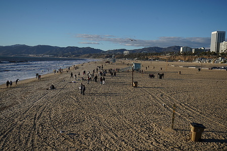 People having fun at Santa Monica State Beach.
During Christmas holiday, a lot of people decided totravel .In Santa Monica, a city in California, there were plenty of visitors came and took a tour.