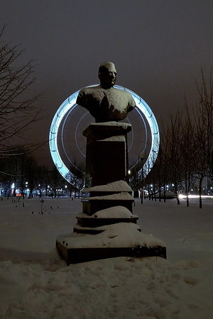 Monument to the founder of the Airborne Forces Vasily Filippovich Margelov against the background of the Ferris wheel during the New Year's weekend.
The Voronezh weather office forecast snow during the New Year's weekend. While many residents will spend the New Year's weekend walking around, shopping, visiting cinemas and parks, most establishments are operating with antiviral restrictions, requiring customers to show QR codes confirming they are vaccinated. Some establishments are completely closed on holidays.