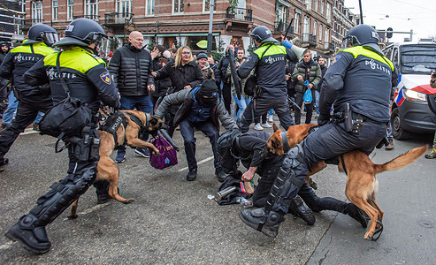 Undercover police officers, and riot police confront two protesters, one with a weapon, during an Anti-Covid-19 rally at the Museumplein.
This rally is the first main Anti-Covid-19 rally in Museumplein. The demonstration has turned into a riot which resulted in the arrest of at least 30 protesters and injured four police officers. The Public Prosecution Service, the city council, and the police banned the demonstration as it was reported that some protesters allegedly bring weapons and would bend to violence. However, the protesters still hold the demonstration. With this, the riot police surround the protesters with water cannon and canine units. Some police officers donned respirators but no tear gas was used. This get out of control when the protesters attempted to leave the vicinity of Museumplein. After the violent element was eliminated, the remaining protesters were permitted to continue the march to Westerpark.