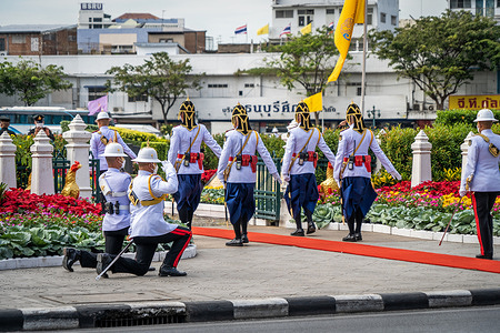 Royal Thai Guards rehearse before the arrival of King Maha Vajiralongkorn and Queen Suthida of Thailand during the ceremony.
Supporters and royal guards gather to prepare for the arrival of the Thai Royal Family to commemorate the coronation anniversary of King Taksin the Great.