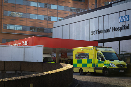 London service ambulance seen exiting the ramp at St Thomas’ Hospital.
NHS Trusts across England have declared a critical incident as a result of increasing covid 19 hospitalizations.
