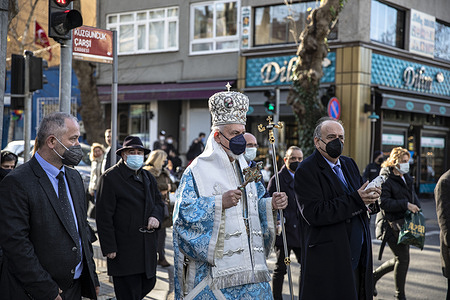 Metropolitan Emmanuel seen walking towards the pier.
A mass was held at the Greek Orthodox Ayios Yeorgios Church in Kuzguncuk on the anniversary of the birth and baptism of Jesus Christ. Metropolitan Emmanuel conducted the ceremony.