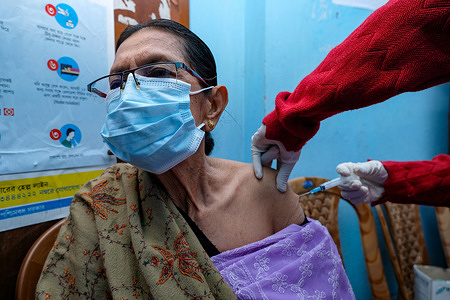 A senior citizen is being administered with a third booster dose "precautionary dose" of coronavirus vaccine at Madhyamgram Rural Hospital, Kolkata.
Govt of India begins "Precautionary dose" third booster dose of vaccination drive for health and frontline workers and immuno-compromised senior citizen amid huge surge of Covid-19 cases in India. India reported close to 180000 cases in last 24 hours.
