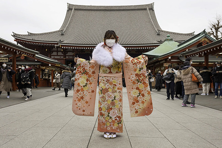 A young woman in traditional kimono visits Senso-ji temple to celebrate Seijin no Hi (Coming of Age Day).Japanese people who have their 20th birthday in this year celebrate reaching adulthood by dressing in formal wear and beautiful kimono and visit shrines and temples.