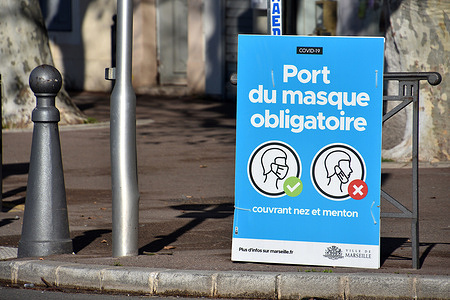 Information placards on the wearing of the compulsory mask outdoors are seen in Marseille.
Following an upsurge in the coronavirus (COVID-19) epidemic due to the Omicron variant, wearing a mask is once again compulsory outdoors in France.