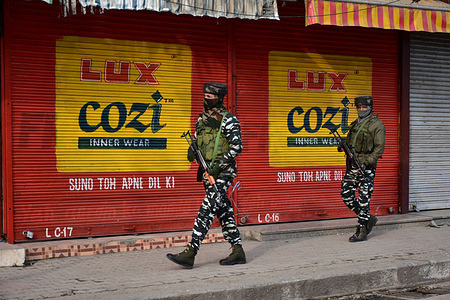 Paramilitary troopers wearing face masks patrol through a closed market during a lockdown imposed by the authorities following the surge in coronavirus cases in Srinagar.
After the sudden spike in Coronavirus cases, the government has imposed weekend lockdown in Jammu and Kashmir to contain the spread of the virus. Jammu and Kashmir witnessed the highest spike of 2,456 Coronavirus cases with 5 deaths on Friday. Meanwhile, India reported 268,833 new Coronavirus cases and 402 deaths in the last 24 hours.