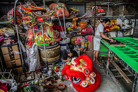 Workers make lion dance costumes.
Because of the Chinese new year which is coming next month, these industries received many orders for making lion dance and dragons costumes.