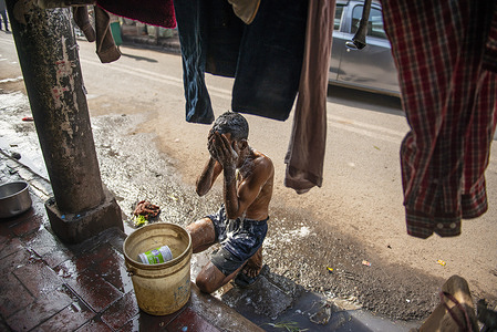 A migrant worker is seen bathing at Old Delhi Market.
A large number of migrant workers from the state of Bihar and Jharkhand live along the Old Delhi lanes and footpaths. Living on the streets in this time of pandemic has made their daily survival more demanding.