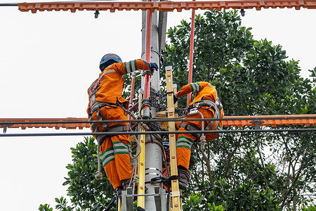 Workers from the state electricity company cooperated in the process of installing a new transformer on a power pole in the Jalan Boulevard area. The installation of this new transformer is carried out to meet the electricity supply for the newly built housing in the area.
