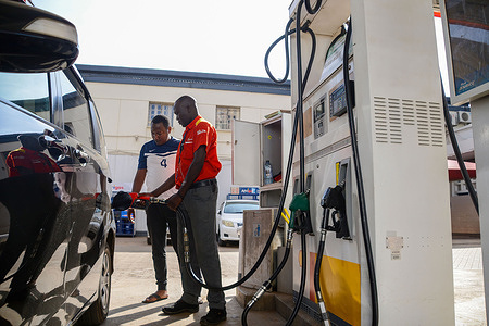 A petrol station attendant fuels a car with V-Power as the client watches. Kenya is staring at a fuel crisis due to delays in subsidy payouts by the government. This has affected cash flow for some petroleum marketers, leaving them unable to buy new stocks. An acute fuel shortage was reported in parts of the country this week, including the North Rift. The Energy and Petroleum Regulatory Authority (Epra) acknowledged the shortage but blamed it on supply hitches without disclosing solutions.